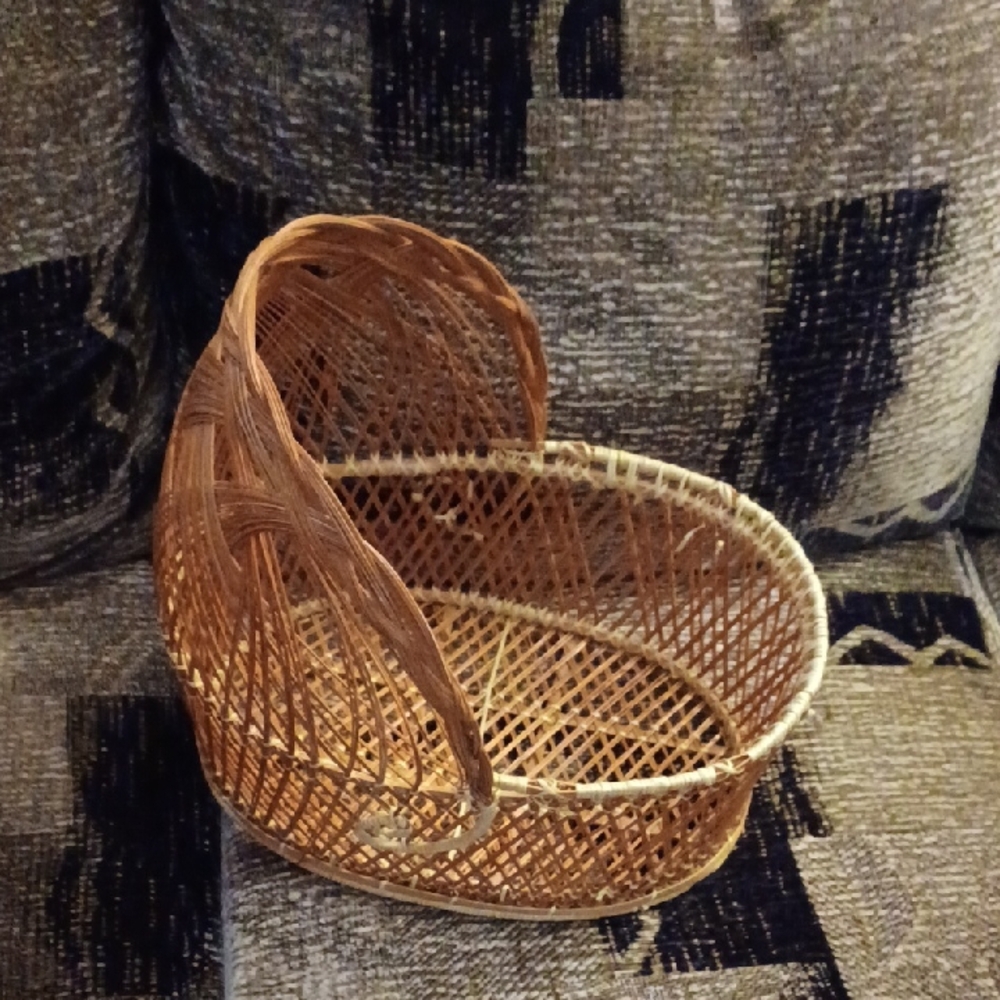 4/$80 Elegant Woven Basket - Bassinet Shaped